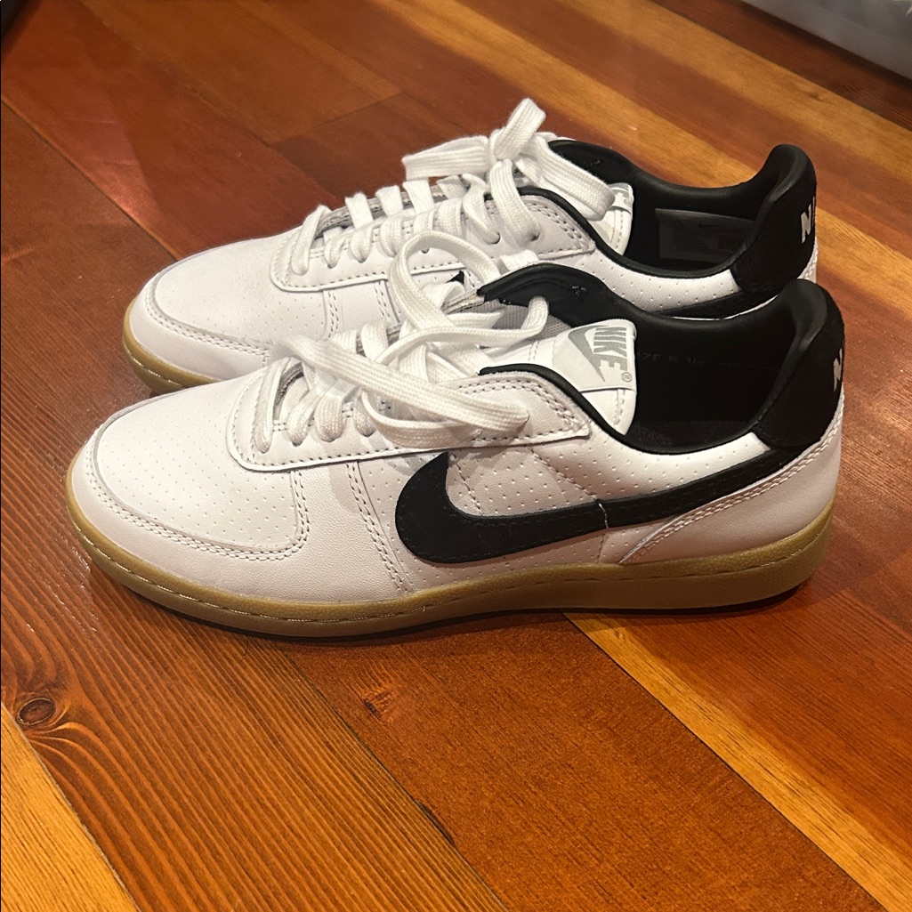 Nike Men's White And Black Sneakers With Gum Sole